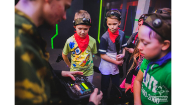 Наши ведущие инструктора имеют большой опыт работы с игроками любых возрастов и могут научить Вас играть за 5 минут в любой сценарий 