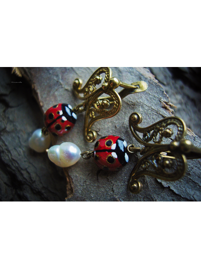 Весенние серьги с божьими коровками, жемчугом и филигранью &quot;Ледибаг&quot;