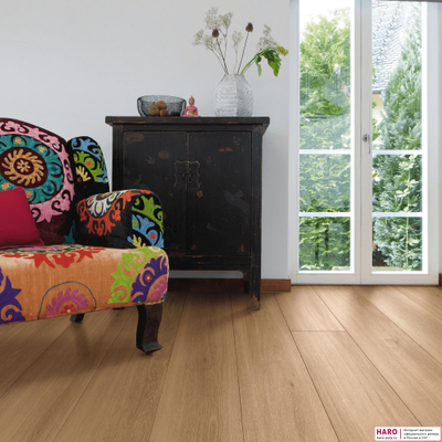 Дизайнерский пол Disano Classic Aqua Дуб Полевой 536247 в интерьере комнаты