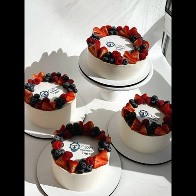С венком ягод и логотипом