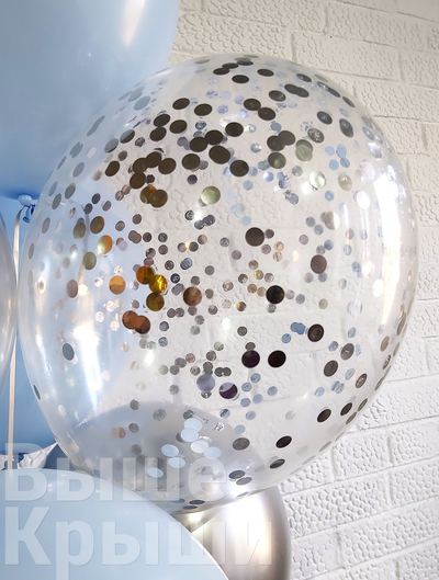 Прозрачный шарик с серебристым конфетти на фоне голубых