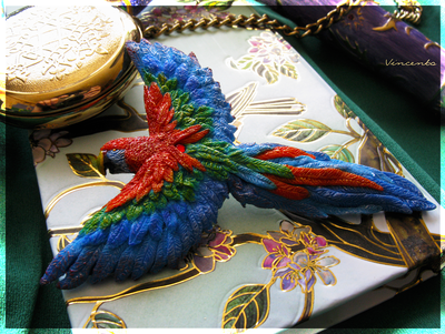 Ара, настоящий попугай. Брошь с попугаем. Миниатюра из полимерной глины