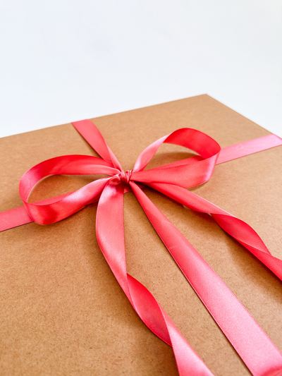 Большая подарочная коробка GILEV 37х37х14см с персиковой лентой и наполнителем крафт