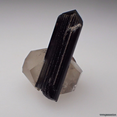 Турмалин эльбаит на кварце. Мадагаскар. 21*17*14мм.