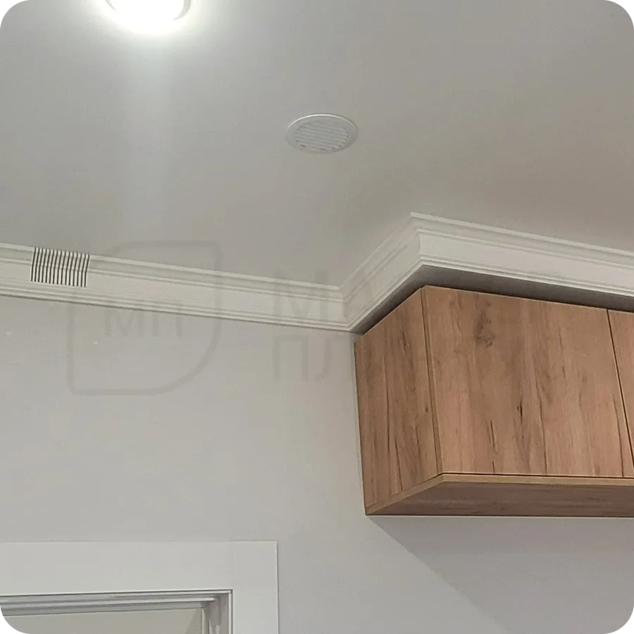 Монтаж потолочного плинтуса Decor-Dizayn — простое и эффективное решение для маскировки неровностей и дефектов стыка между потолком и стенами