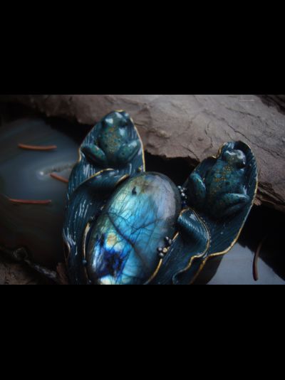 "Хранители озера Сбывающихся Грёз", коллекционная брошь с лабрадоритом и лягушками