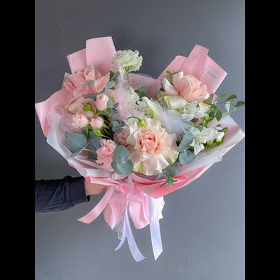 Букет с французскими розами и эвкалиптом