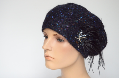 Итальянский берет с перьями для женщин Вицио зима 2023 - 2024