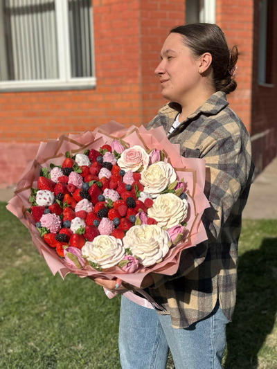 Ягодный букет с зефирными цветами