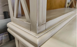 Полка открытая с перекрестиями по бокам.