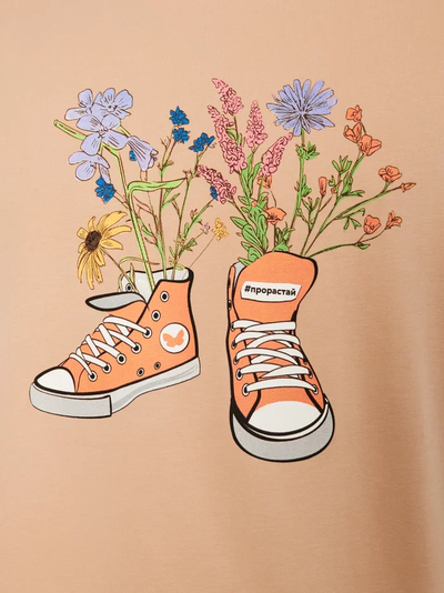 МУЖСКАЯ ФУТБОЛКА БЕЖЕВЫЙ "ЦВЕТОЧНЫЕ КЕДЫ"