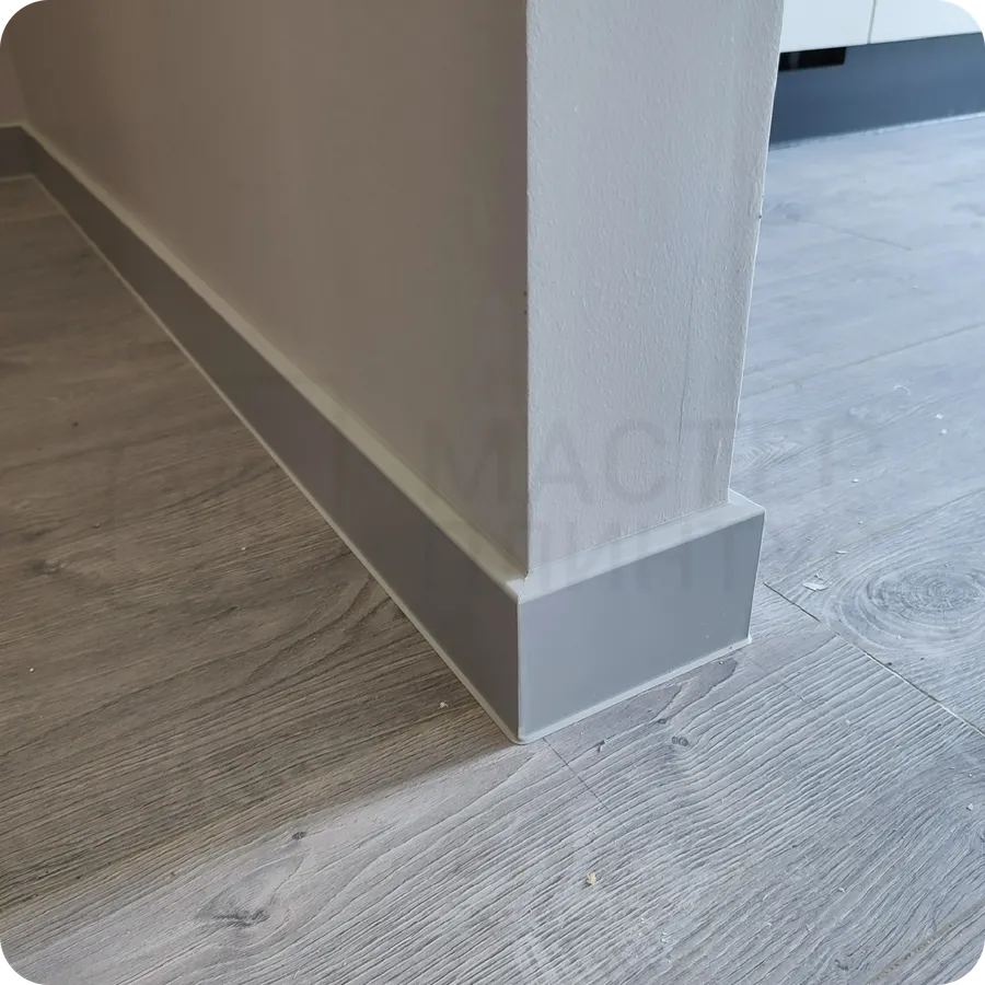 Универсальное решение: монтаж серого плинтуса Dollken Cubu Flex Life 80 - элегантный нейтральный вариант для любого интерьера, сочетающий в себе практичность и стиль.