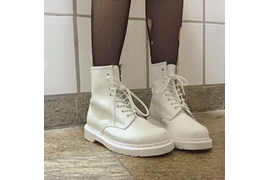 Дополни свой образ шикарными белыми ботинками DR. Martens из натуральной кожи и будь самой стильной! Размеры от 36 до 45, мягкие и удобные.