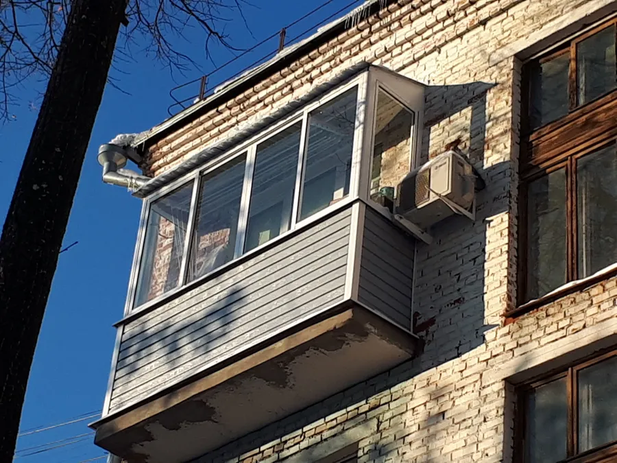 Остекление балкона, монтаж крыши, отделка сайдингом. Г.Владимир, ул.Мира, д.72