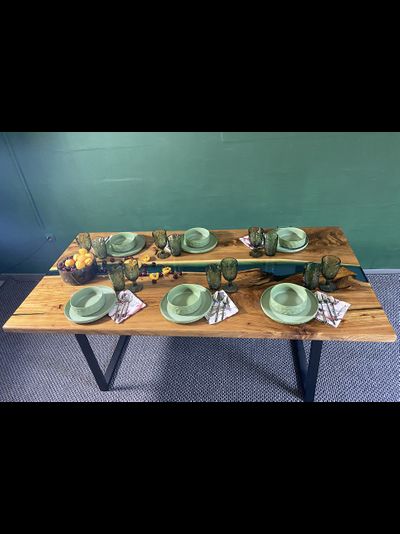 стол-река с эпоксидной смолой цвета морской волны