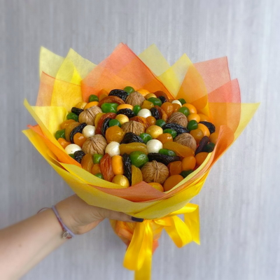 Букет-комплимент из сухофруктов и орехов
