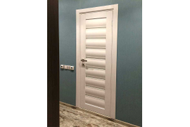 Дверь в коридоре