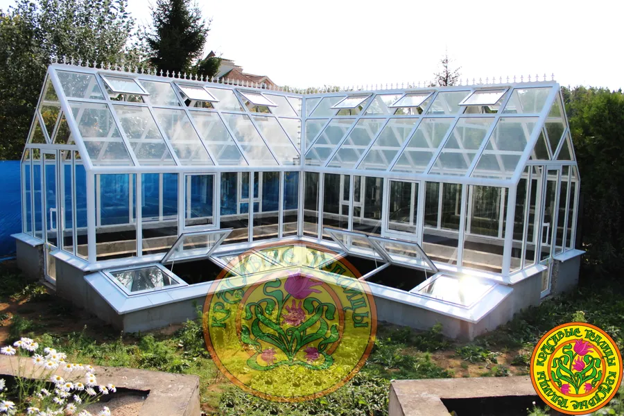   Парник из стекла и алюминия пристроенный к теплице имеет многофункциональное назначение, от выращивания рассады до зимовки растений в горшках.