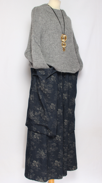 БРЮКИ-ЮБКА джинс-гобелен "КРЕАТИВНЫЕ КАРМАНЫ" размытые цветы черные, синии  р.46-54