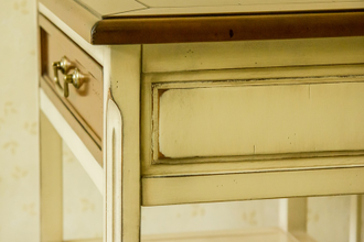 Тумба прикроватная с выдвижным ящиком и полкой.