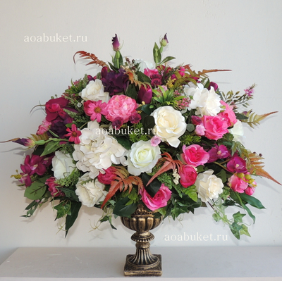 Яркая композиция из искусственных цветов в бронзовой вазе  № КВВ032/Купить в Москве для интерьера