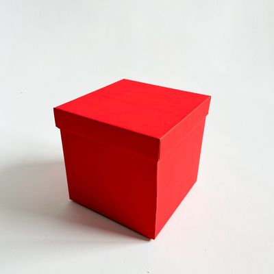Красная подарочная коробка GILEV 30х30х30см с крышкой и наполнителем