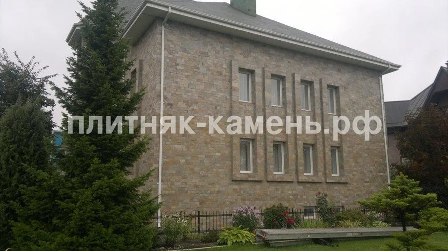 облицовка натуральным природным камнем частного загородного дома 