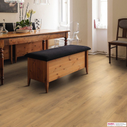 Декор ламината Haro Tritty 100 Дуб Эмилия Медовый 538692 в интерьере комнаты