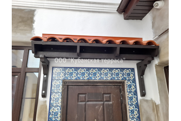 Деревянный навес с фигурными кобылками и кер.черепицей