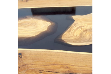 Стол из карагача с двумя реками черного цвета. Работа spilcenter.com