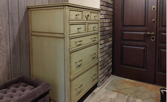 Высокий комод с 8 ящиками, цвет хаки.