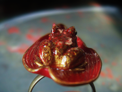 Кольцо с лягушкой на лепестке Червонной Муравы