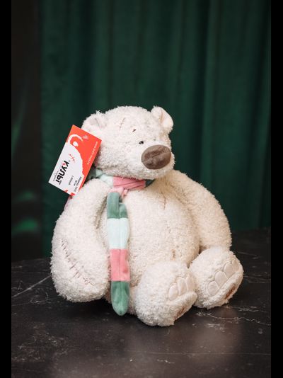 Плюшевый медведь с шарфом