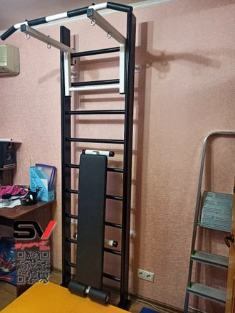 Деревянная шведская стенка с регулируемым по высоте турником, брусьями и скамьей для пресса