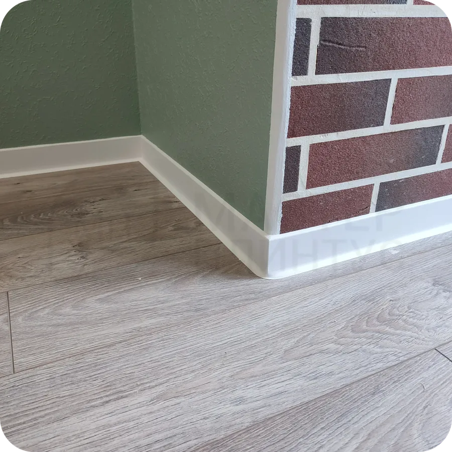 Современный минимализм: монтаж белоснежного плинтуса Dollken S60 - стильное решение для минималистичных интерьеров, где важен каждый элемент.