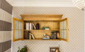 Полка для книг со стеклянными дверьми.