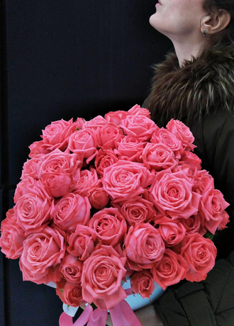 Букет из лососевых роз, кустовые розы, необычные цвета роз