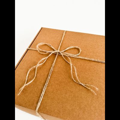 Большая подарочная коробка GILEV 37х37х14см с наполнителем и веревкой