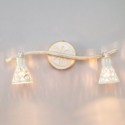 Настенный светильник с поворотным механизмом