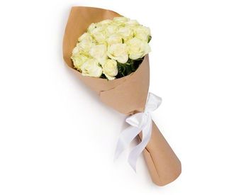 21 роза белых (50 см.) в крафте