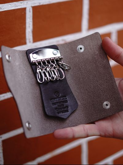 Ключница коричневого цвета KL-001