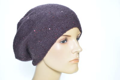 Вязаный берет сливового цвета