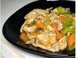 Курица пикантная с луком-пореем