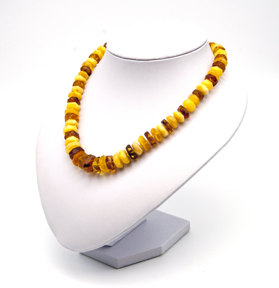 Бусы камнерезные шестигранники из янтаря