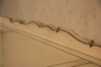 Комод с 4 дверьми и с 4 ящиками.