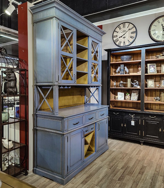 Буфет винтажный с верхней надстройкой с перекрестиями.