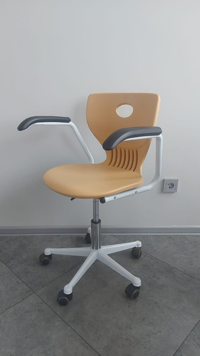 Стул ученический регулируемый с подлокотниками, пластик