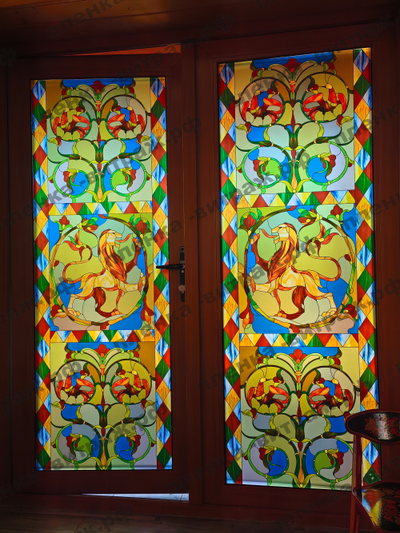 Витражная пленка, витражная пленка самоклеющаяся, пленочный витраж со старорусским рисунком в дверь