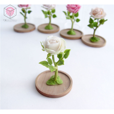 Миниатюрная роза под стеклянным колпаком . Ручная работа из полимерной глины.