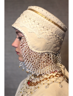 Русский народный женский головной убор "Повойник с жемчугами".